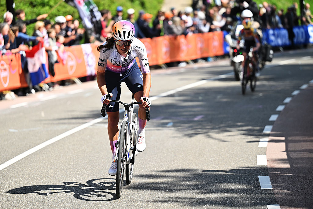 Paula Blasi, del UAE Team ADQ, ataca en el penúltimo ascenso de Cauberg durante la 12.ª Amstel Gold Race Ladies Edition 2026. (Foto de Luc Claessen/Getty Images)