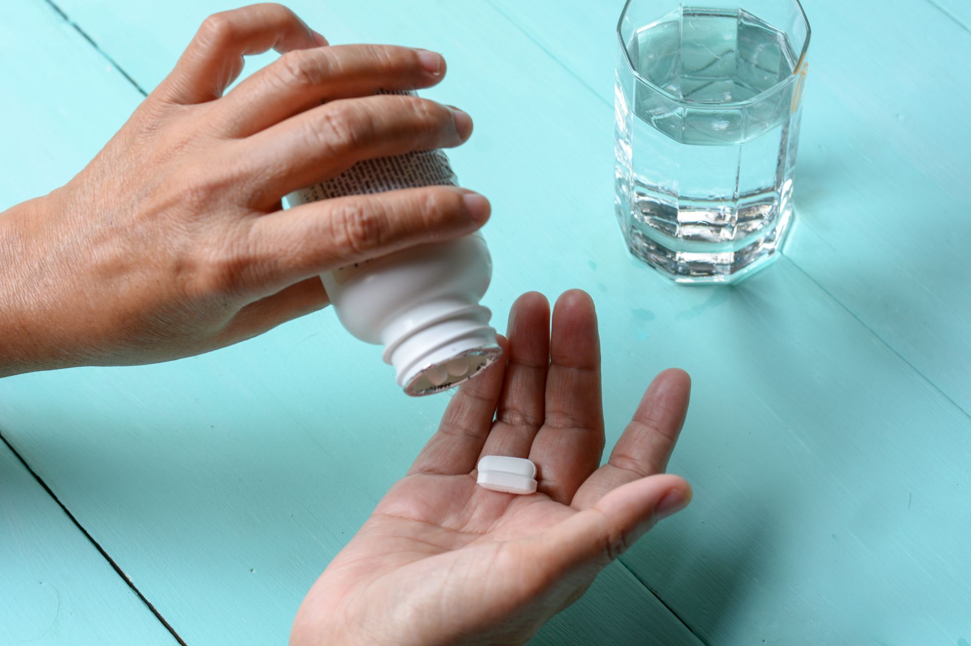 Type of headaches: A woman with some painkillers