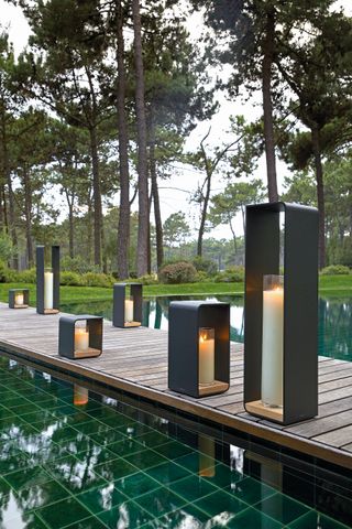 Backyard lighting: Framed candles surrounding pool