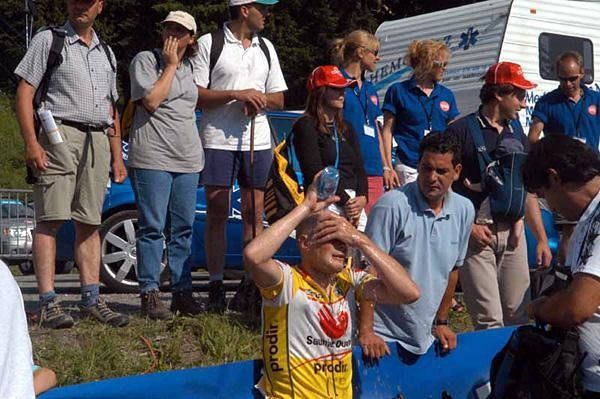 Chris Horner (Saunier Duval) chooses a quick way to cool down