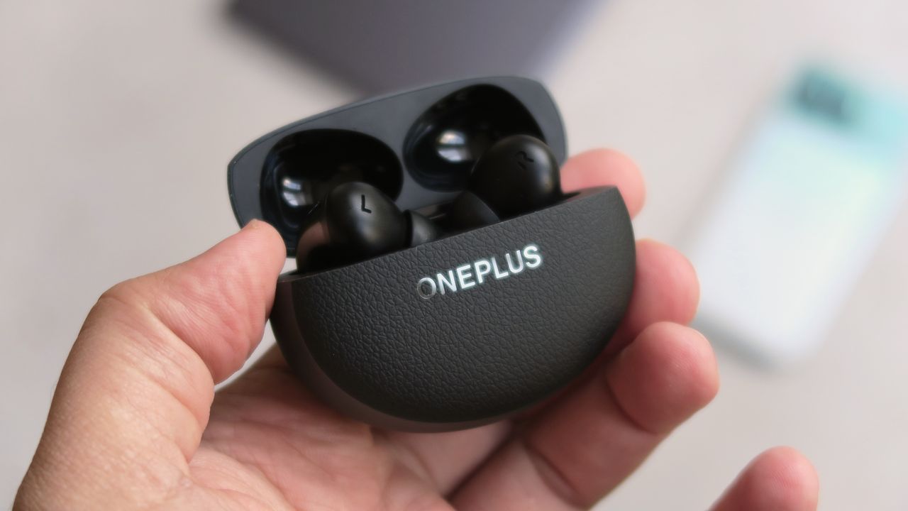 OnePlus Buds Pro 3 review case open handheld