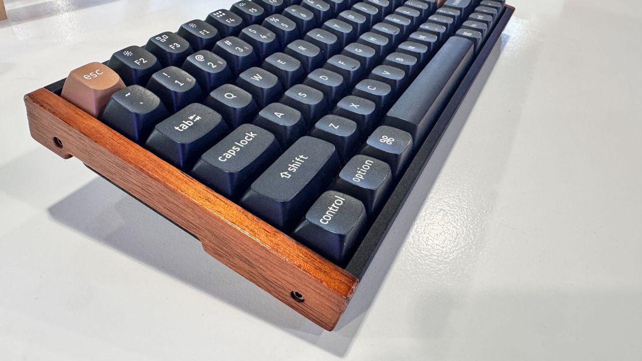 Close up of the rosewood accent on the Keychron K2 HE Special Edition