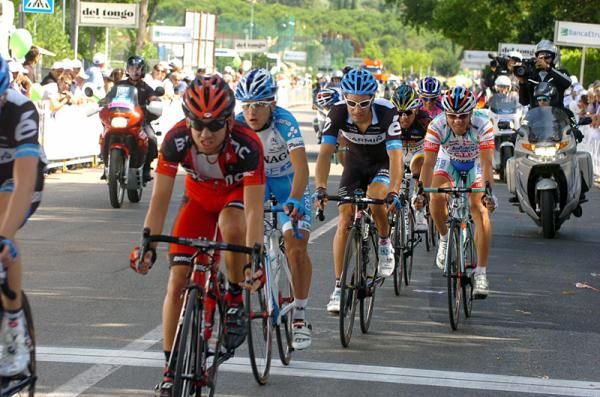 Mauro Santambrogio (BMC), Domenico Pozzovivo (Colnago-CSF Inox) and Dan Martin (Garmin-Cervelo) in the group vying for the victory.
