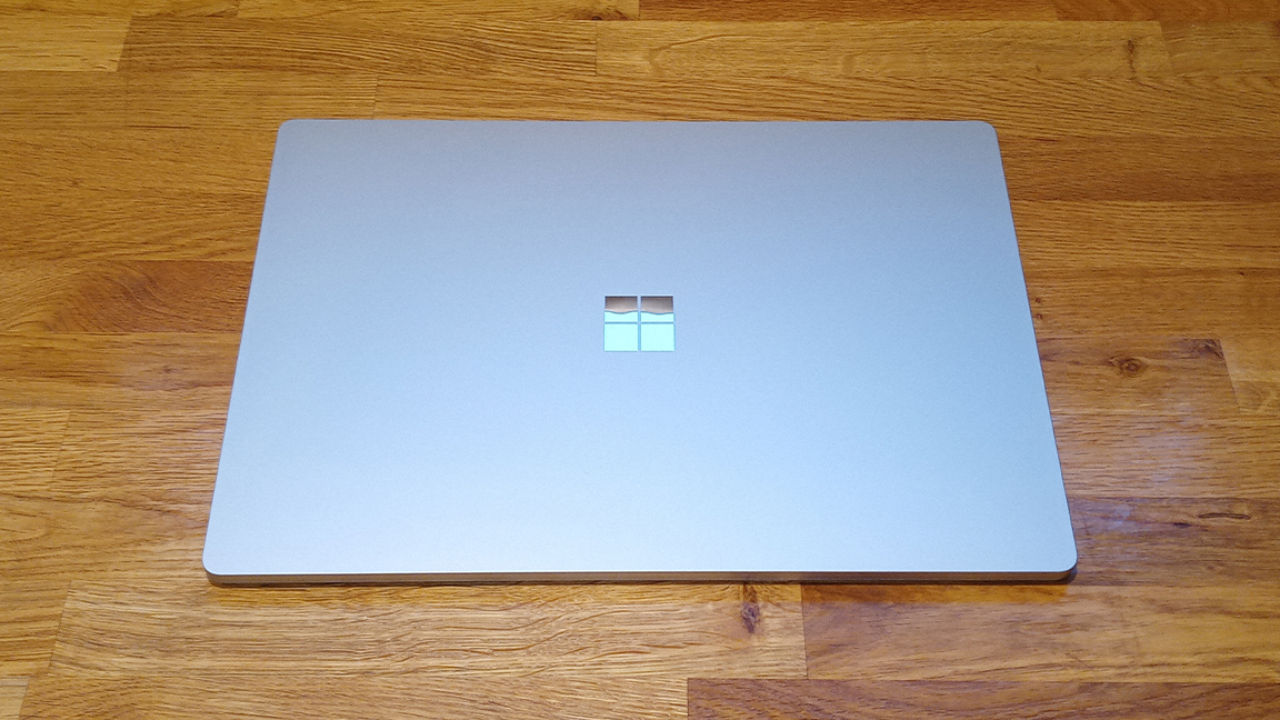 Microsoft Surface Laptop 5 -arvostelu;  suljettu kannettava tietokone puupöydällä