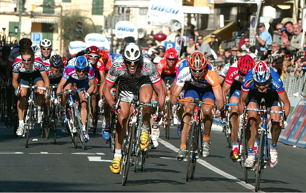 Cipollini speeds to the front in the 2002 Milan-San Remo