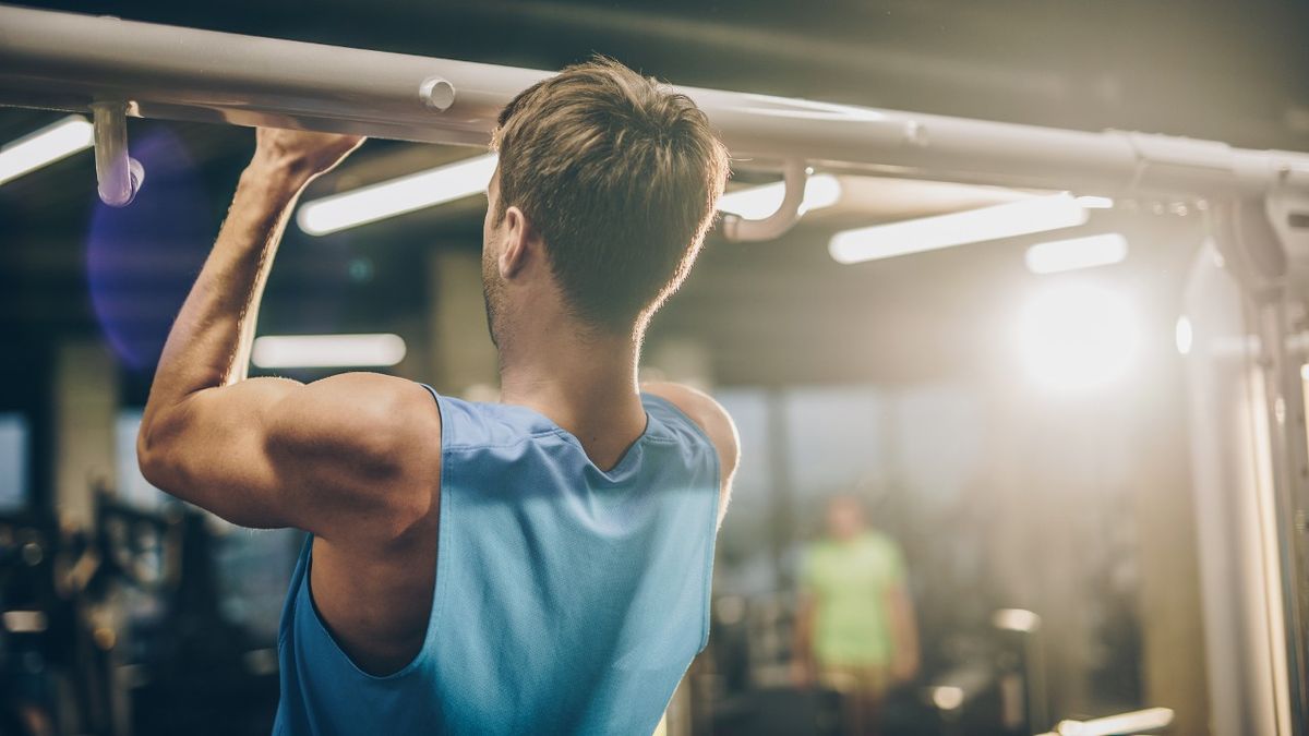 Man performs hammer gip pull-up