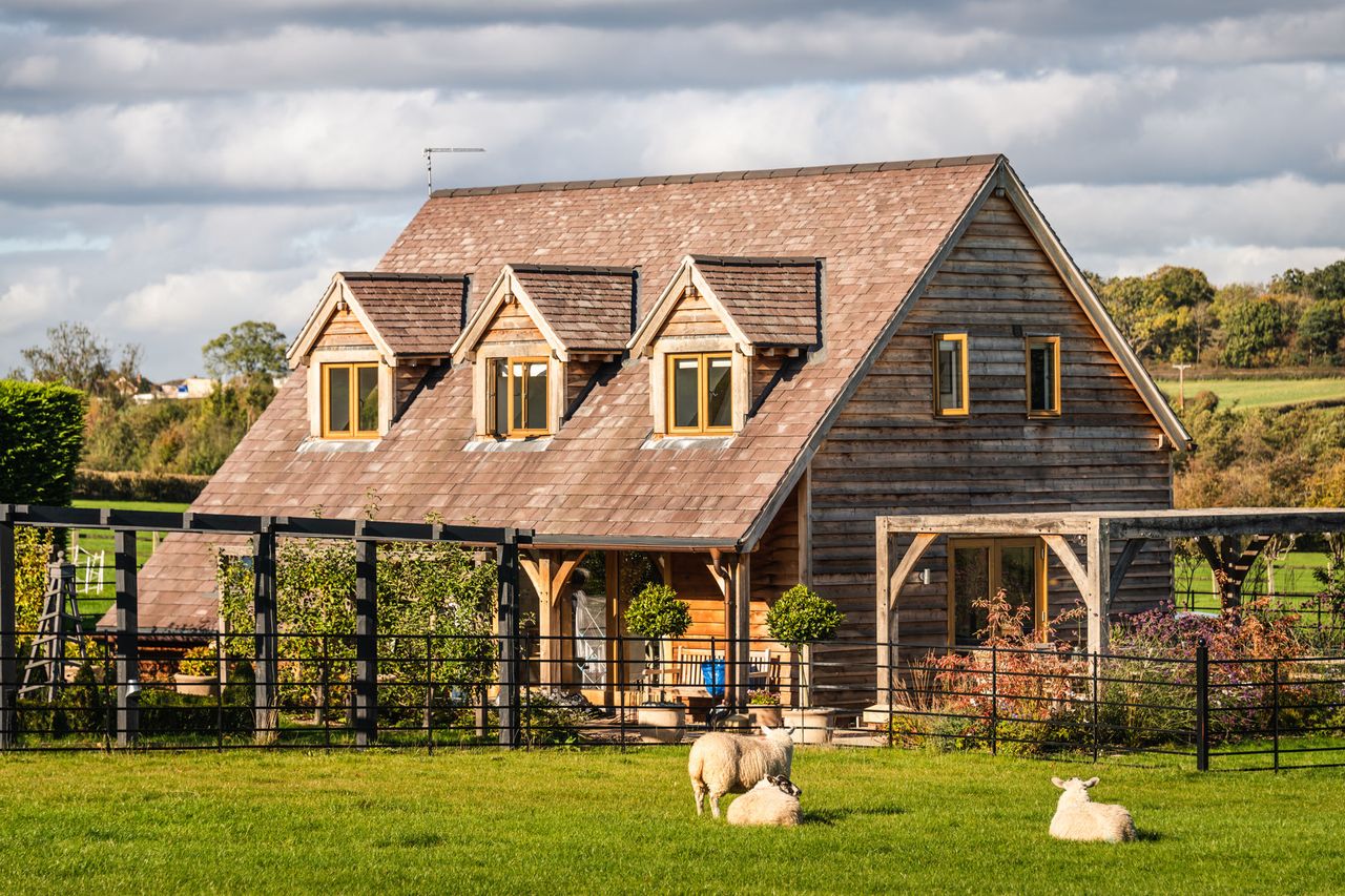 Hare&#039;s Furrow sleeps eight people in the heart of the Leicestershire countryside.