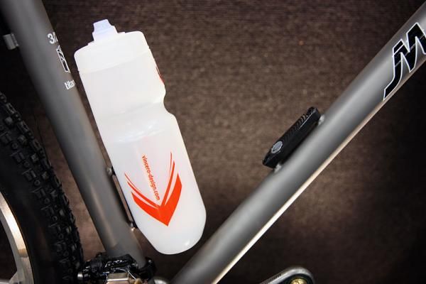 Vincero's novel bottle design uses a magnetic mount.