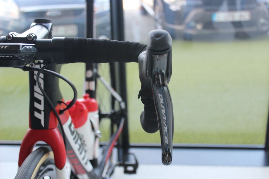 Note the Di2 sprint shifter tucked just behind the lever on the inside of the bar