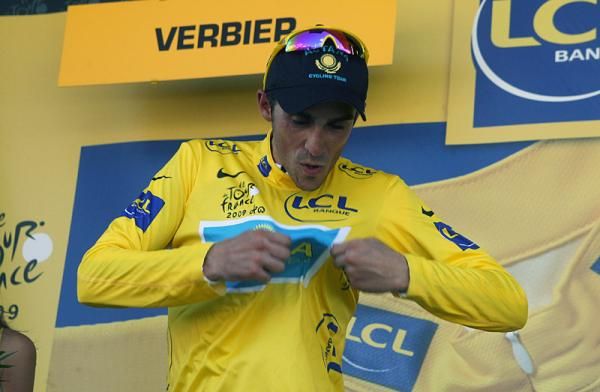 Alberto Contador kisses the maillot jaune.