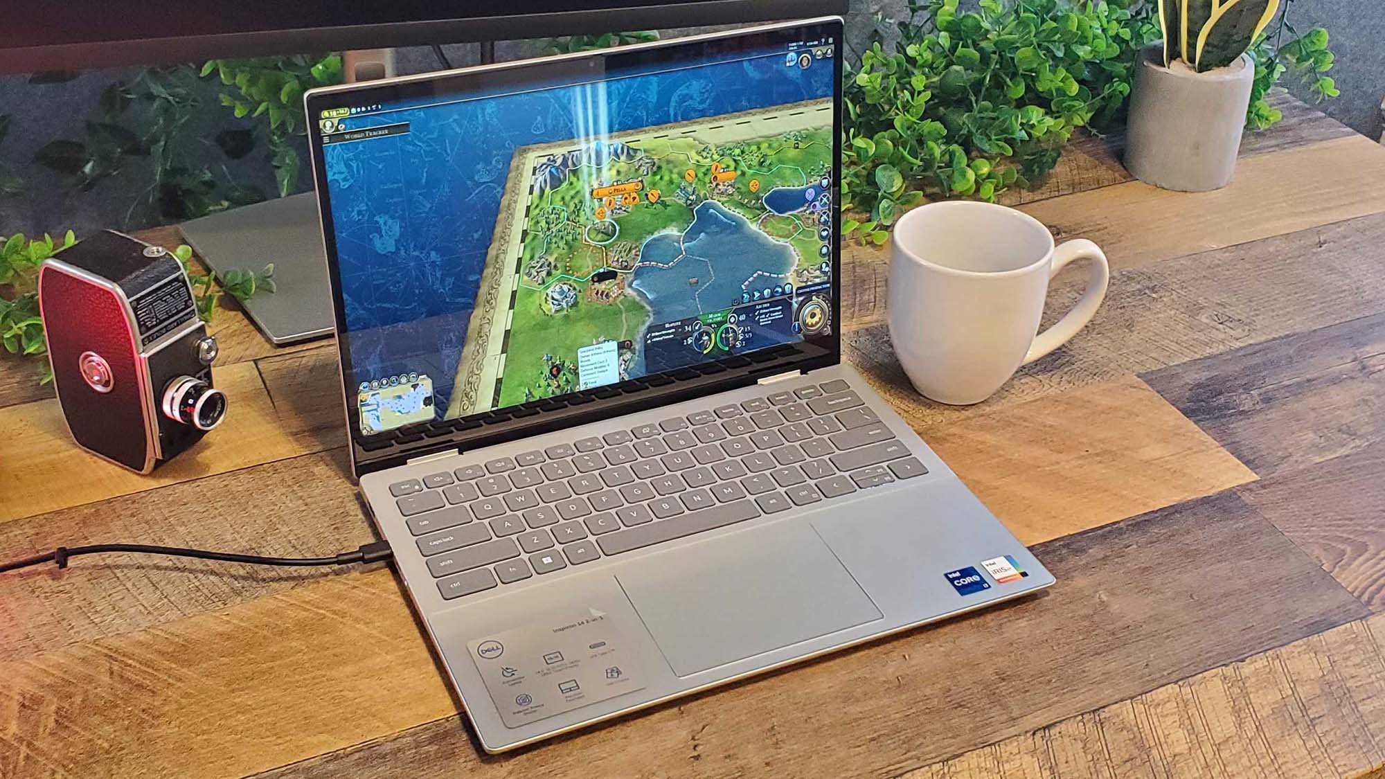 Um Dell Inspiron 14 2 em 1 sobre uma mesa de madeira