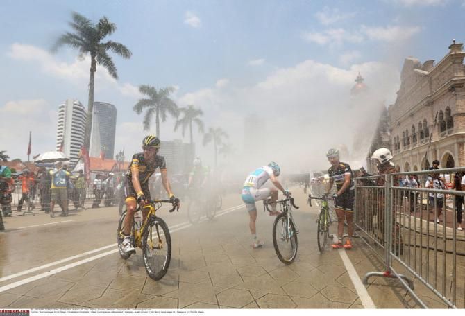 The riders have a cool down fromt he firebrigade at the finish