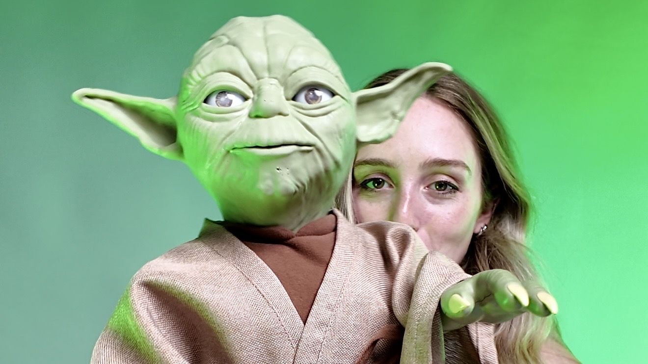 Grogu را فراموش کنید – من یک آموزش عملی ویژه با Yoda Puppetronic دریافت کردم که شامل بیش از 120 صدا و حرکت است. Grogu را فراموش کنید – من یک آموزش عملی ویژه با Yoda Puppetronic دریافت کردم که شامل بیش از 120 صدا و حرکت است.