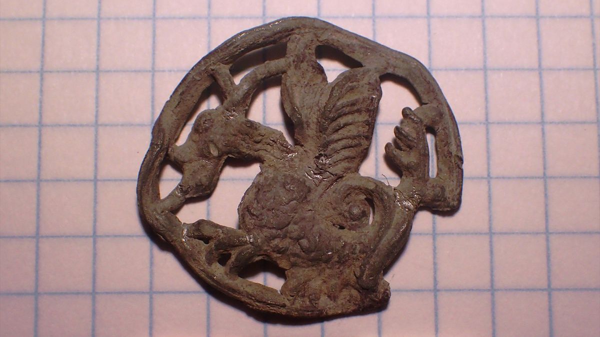 Skrzydlaty „bazyliszek” odnaleziony na średniowiecznej odznace pielgrzymskiej w Polsce