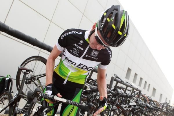 GreenEdge-AIS international recruit, Judith Arndt checks her SRM before the start