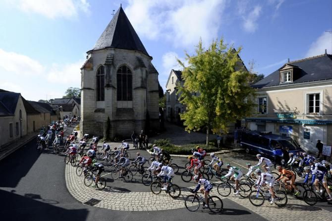 The peloton at the 2013 Paris-Tours