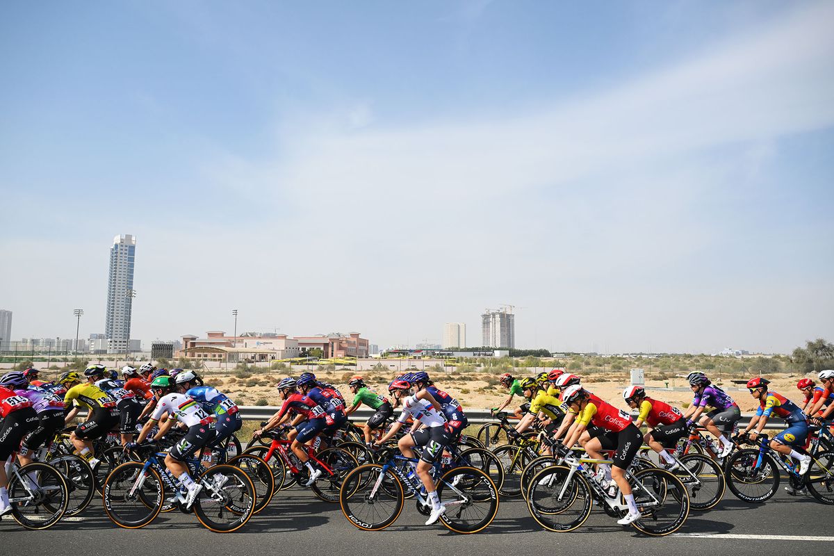 The peloton on stage 1 of the UAE Tour Women 2025
