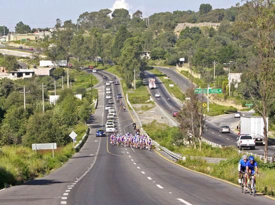 The first attack in the men's road race comes from Brazil and Guatemala.