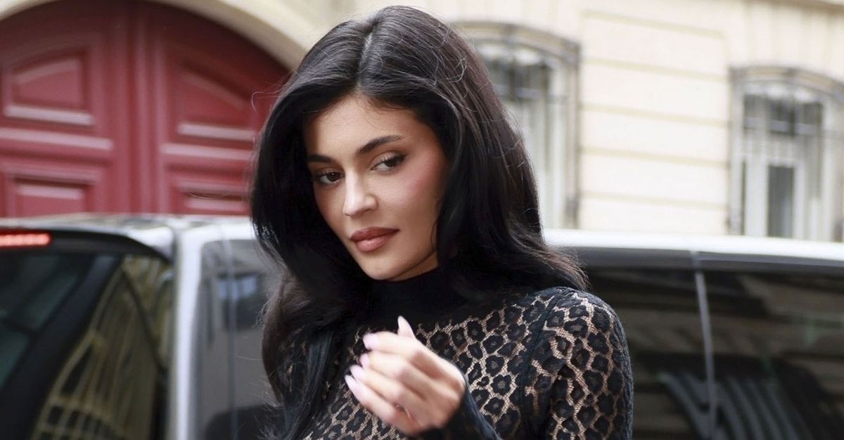 มีเพียง Kylie Jenner เท่านั้นที่จะคว้าซูชิในปารีสที่สวมประวัติศาสตร์แฟชั่นยุค 90