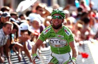Mark Cavendish (HTC-Columbia) puts his arms up in victory