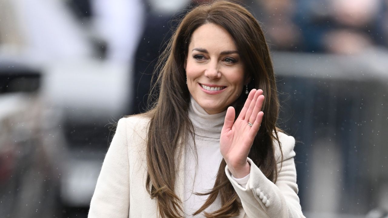 Catherine, Princess of Wales arrives at Aberavon Leisure &amp; Fitness Centre with Prince William, Prince of Wales, to hear about how sport and exercise can support mental health and wellbeing during their visit to Wales on February 28, 2023 in Port Talbot, Wales. The Prince and Princess of Wales are visiting communities and mental health initiatives in South Wales ahead of St David&#039;s Day, which takes place on March 1. 