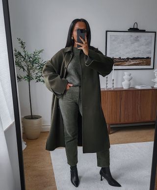 Coat Colour Trends 2024: Influencer wears an olive green coat