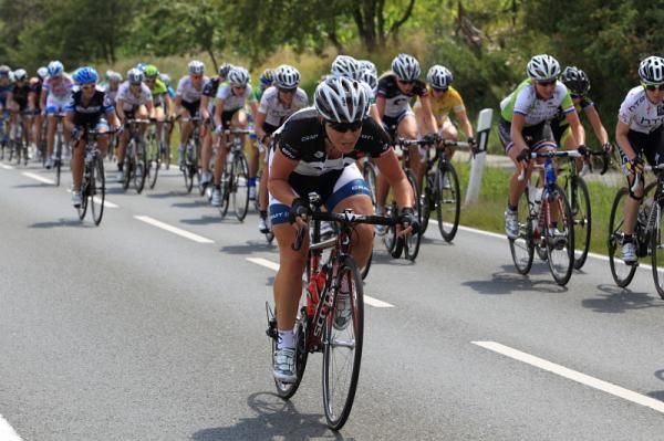 Sara Mustonen (Hitec Products) accelerates up the side of the peloton