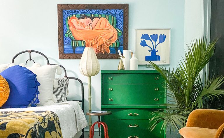 spare bedroom ideas using green chest of drawers and tulip lamp