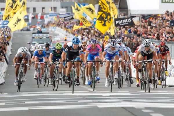 Tyler Farrar wins the bunch sprint