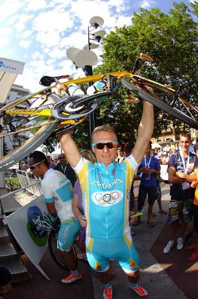 2012 Olympic road champion Alexandr Vinokourov (Astana) shows off his new jersey and bike.