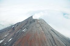 cleveland-volcano-110809-02