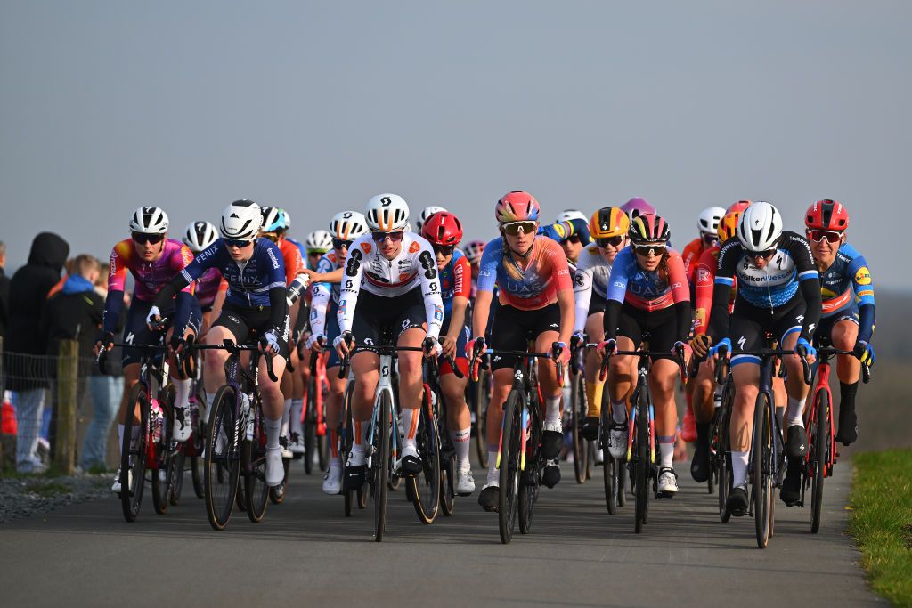 Femke Gerritse (SD Worx-Protime), Puck Pieterse (Fenix-Deceuninck), Pfeiffer Georgi (dsm-firmenich PostNL), Karlijn Swinkels (UAE Team ADQ) and Lauretta Hanson (Lidl-Trek) control the front