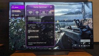 LG B3 met het gamemenu en Battlefield V op het scherm
