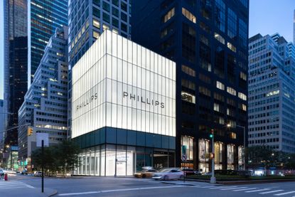 the new Phillips auction house in New York opens and shines like a lantern at night with its glowing glass top