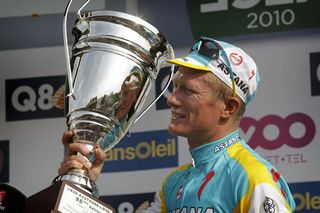 Alexandre Vinokourov (Astana) with his winner's trophy.