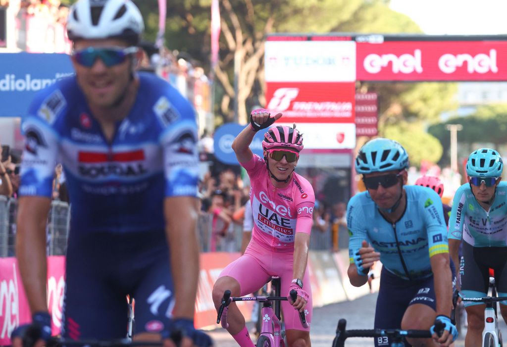 Team UAE's Slovenian rider Tadej Pogacar (C) gives a thumbs up and celebrates his overall victory as he cycles past the finish line of the 21st and last stage of the 107th Giro d'Italia cycling race, 125km from Rome to Rome on May 26, 2024. (Photo by Luca Bettini / AFP)