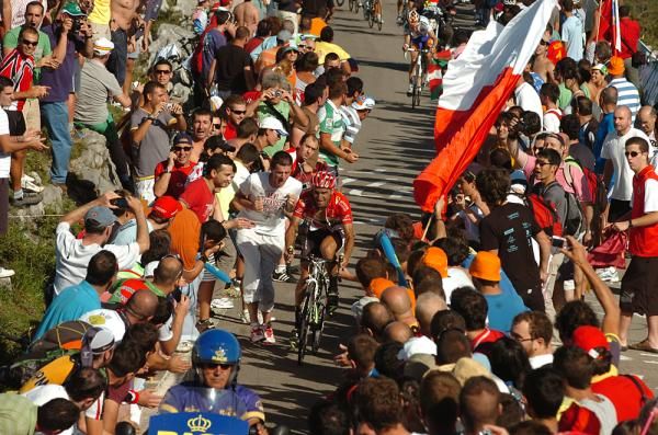 Juan Jose Cobo (Geox-TMC) was briefly distanced by Froome, but battled back