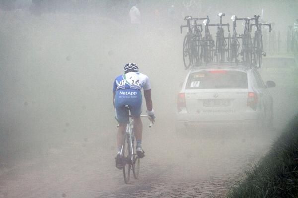 Markus Eichler (NetApp) eats dust in the Paris-Roubaix convoy.