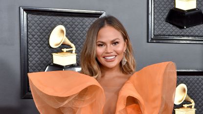 chrissy teigen luna washing hair instagram