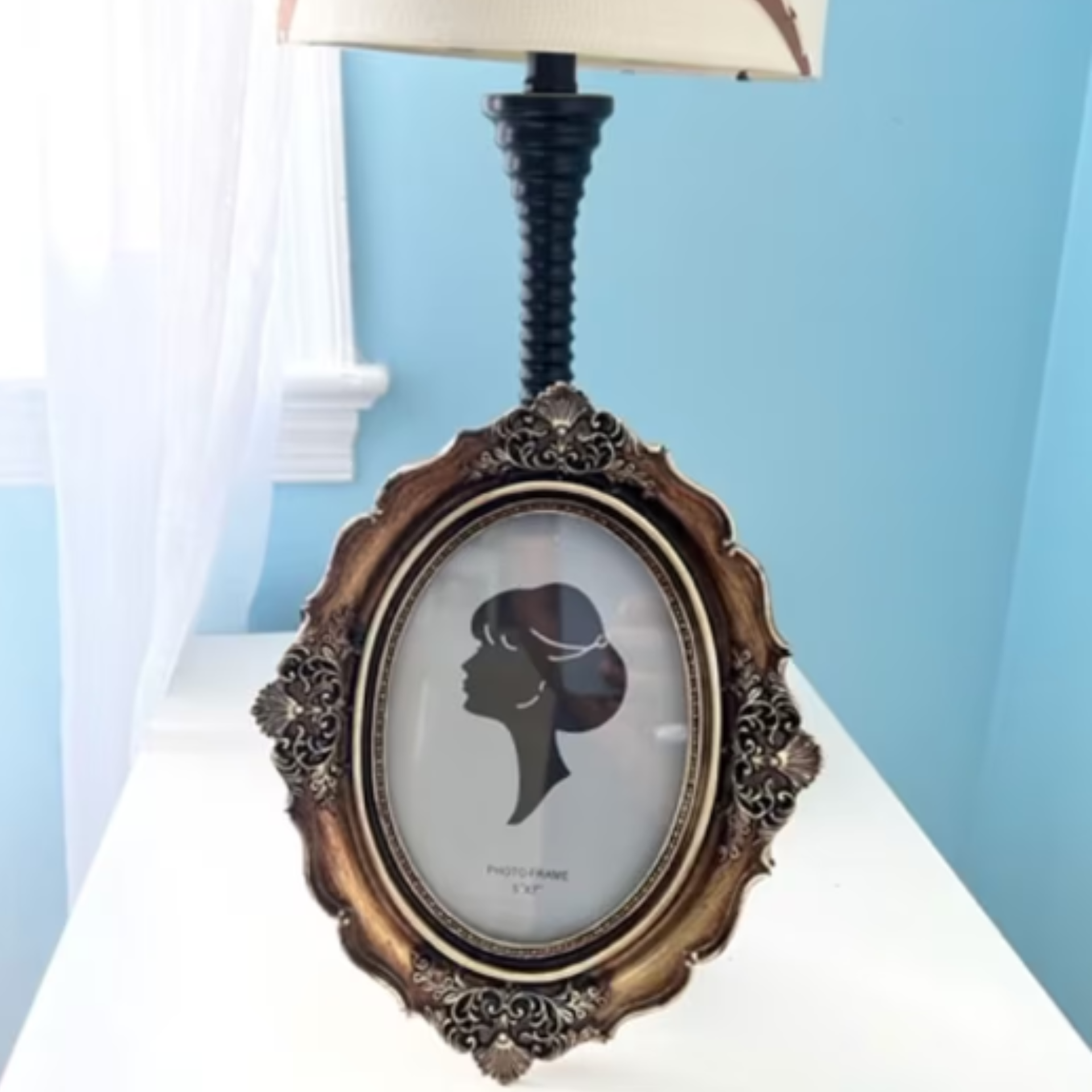 Bingkai gaya Victoria antik di atas meja