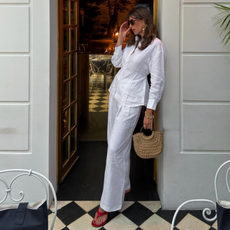 Influencer Julie Sergent Ferreri wearing white linen trousers. 