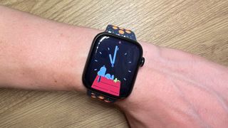 Et Apple Watch Series 9 på et håndled.