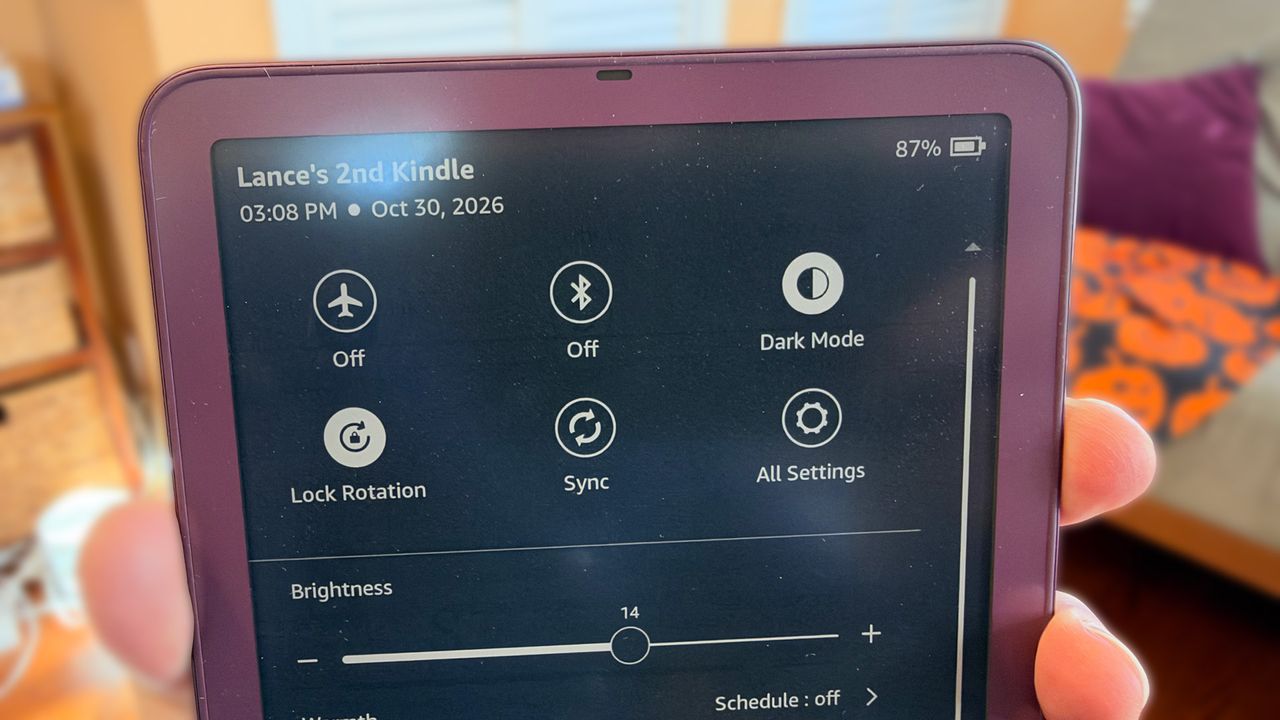 Amazon Kindle Colorsoft Dark Mode controls