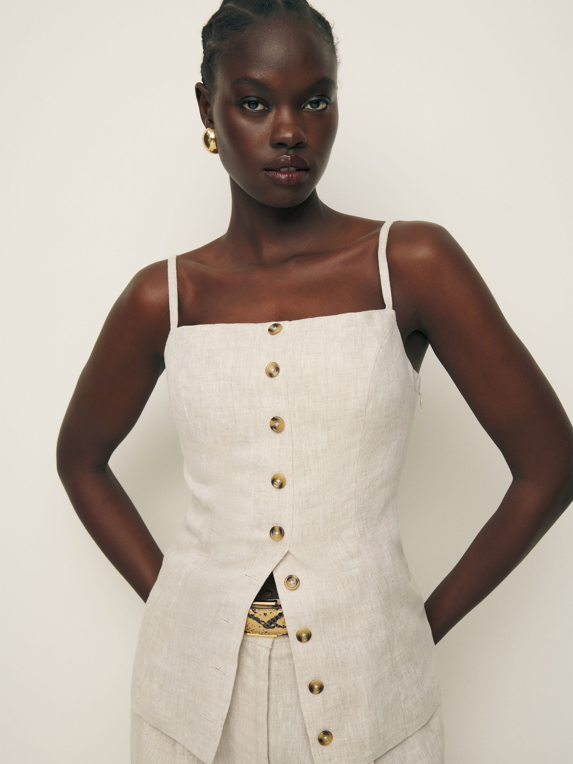 missing-image تسوق من بين 32 اختيارات للأزياء الإصلاحية لفصل الربيع من محررينا