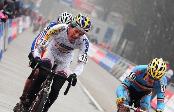 Chasers try to nail back Szczepaniak.