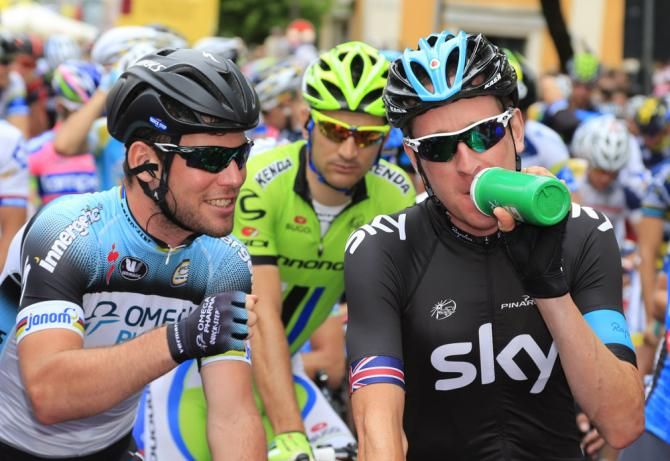 Former teammates Mark Cavendish and Bradley Wiggins chat on the stage 5 start line