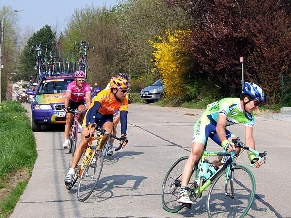 Nicola Loda (Bianchi) leads a small chase group at the bottom of the Taaienberg.