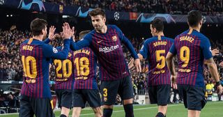 4月16日，在西班牙巴塞罗那诺坎普球场举行的欧冠1 / 4决赛次回合比赛中，巴塞罗那足球俱乐部的梅西与巴塞罗那足球俱乐部的皮克一起庆祝球队的第二个进球。