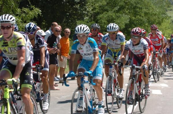 ISD's Simon Clarke leads a group near the front.