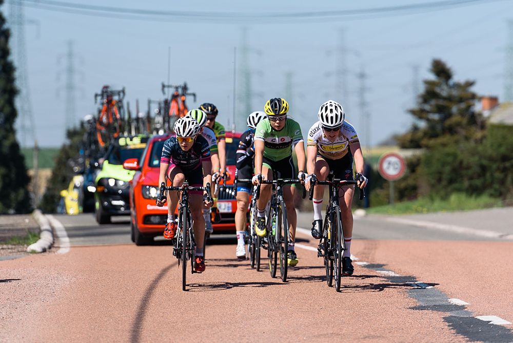 The break's lead is shortening - Fl&egrave;che Wallonne Femmes - a 137km road race from starting and finishing in Huy
